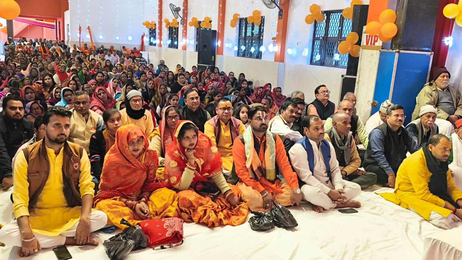 गोला में श्रीराम राजतिलक प्रसंग सुनते श्रद्धालु। संवाद