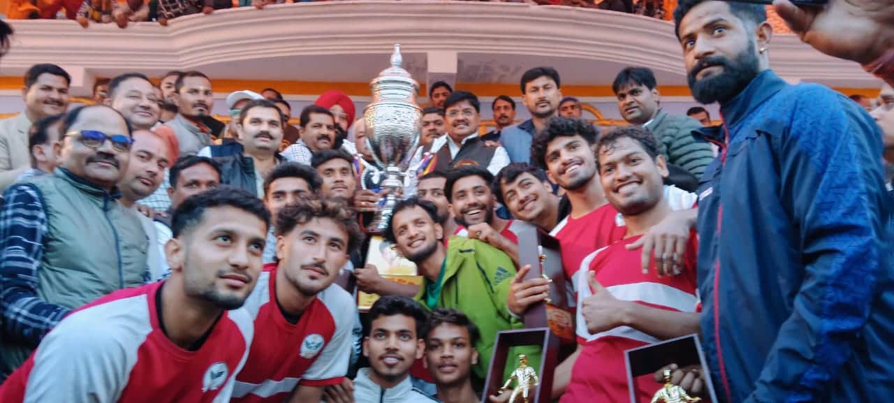 गोला स्टेडियम पर विजेता ट्रॉफी के साथ गोला स्टेडियम टीम। संवाद