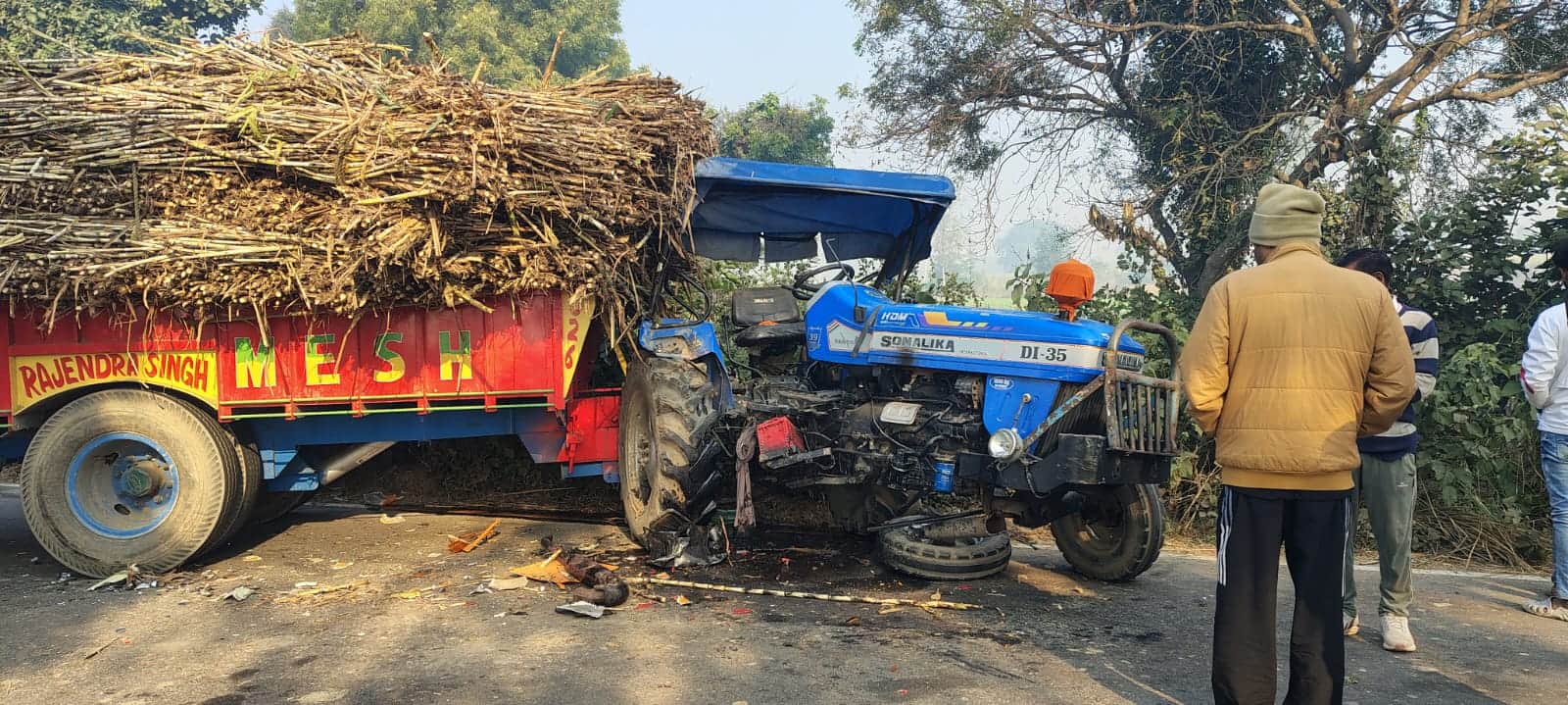 गन्ना भरी टैक्टर ट्राली में भिड़ी रोडवेज बस। सवांद