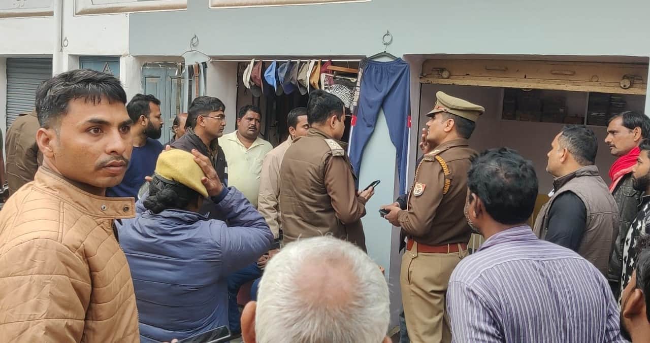 गोपीगंज केडवरिया स्थित सराफा कारोबारी के यहां उचक्कागिरी पर जांच करती पुलिस। संवाद