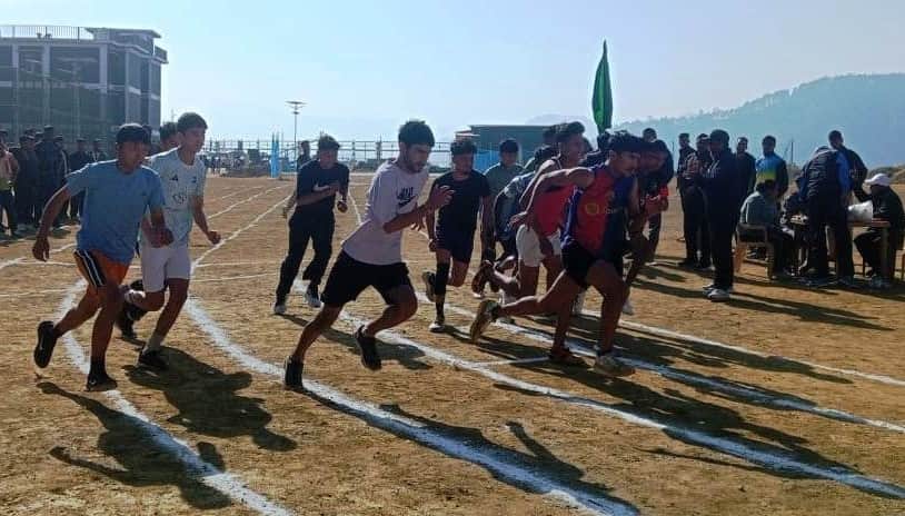 गोपेश्वर खेल मैदान में राज्य आमंत्रण प्रतियोगिता में दौड़ लगाते प्रतिभागी। संवाद