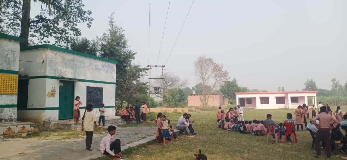 ग्राम पंचायत रामापुर में प्राथमिक विद्यालय परिसर में निकली एचटी लाइन। संवाद