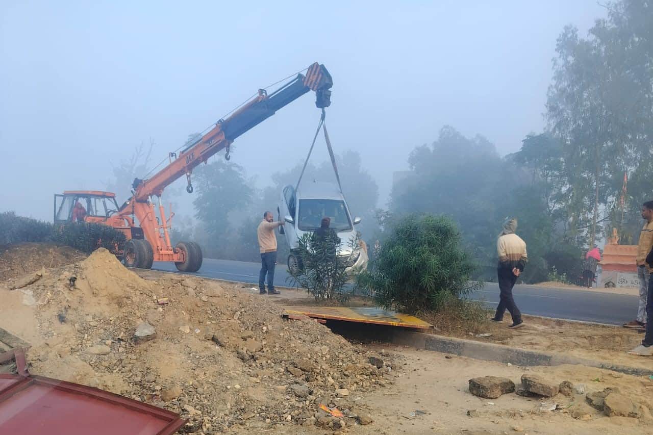 गिट्टी के ढेर पर चढ़कर पलटी हुई कार को हटाती क्रेन। स्रोत पुलिस