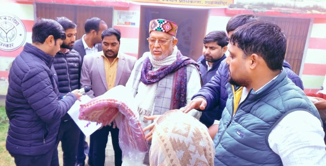 The Finance Minister distributed blankets to the needy.