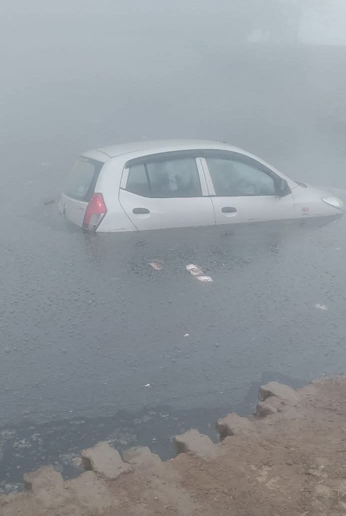Due to fog, the car fell into the pond, the occupants were rescued safely