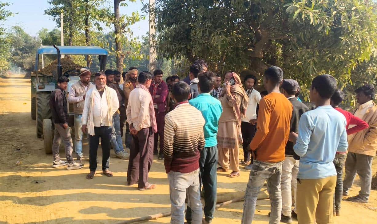 हंगामा करते ग्रामीण।