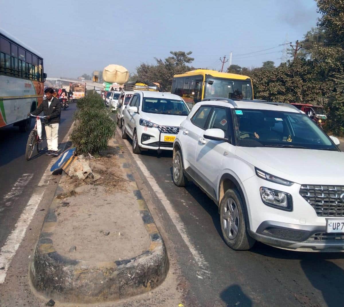 हाईवे पर लगा जाम।