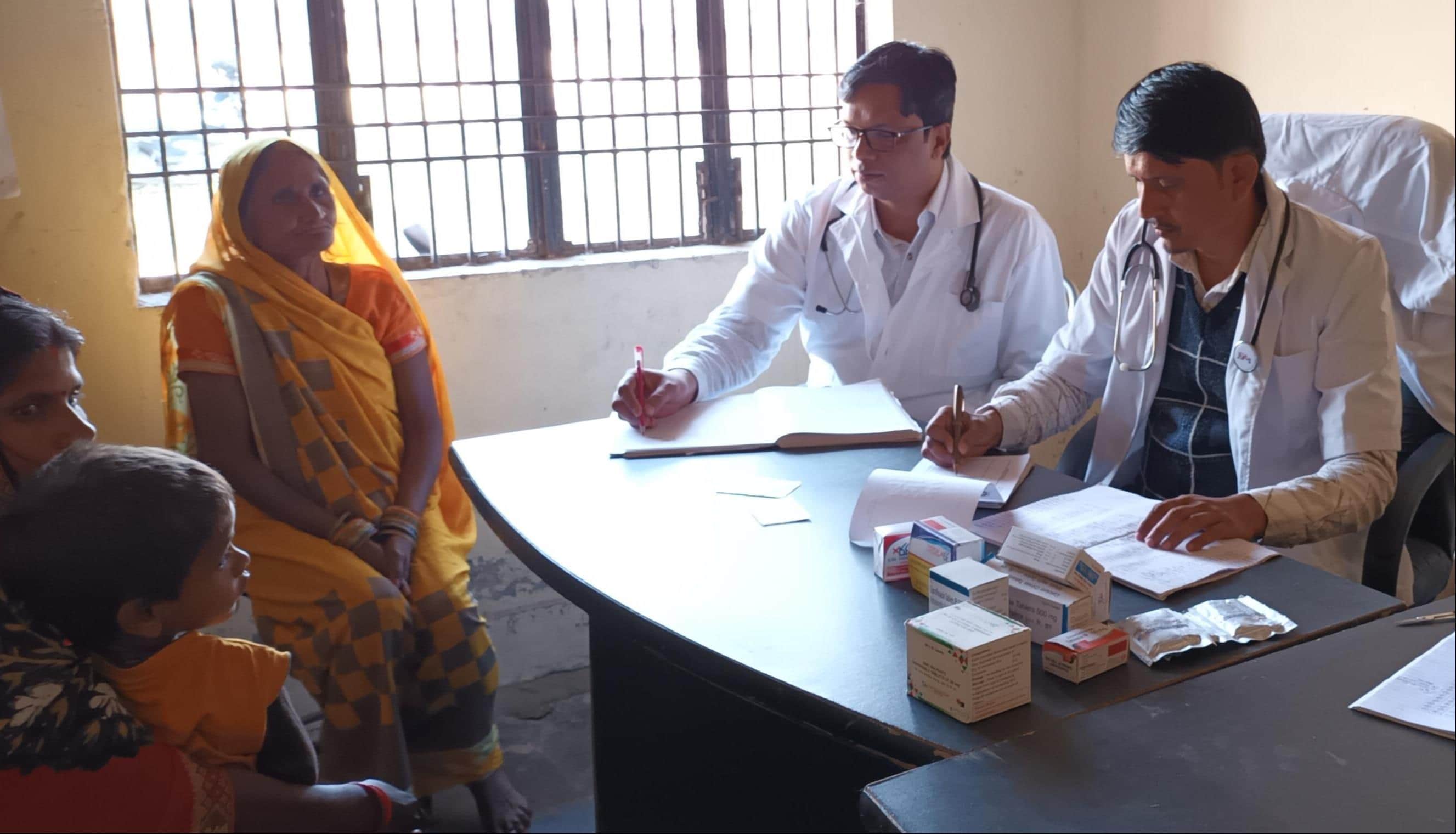 हलधरमऊ के बरांव पीएचसी में मरीजों का इलाज करते आयुष चिकित्सक। - संवाद 
