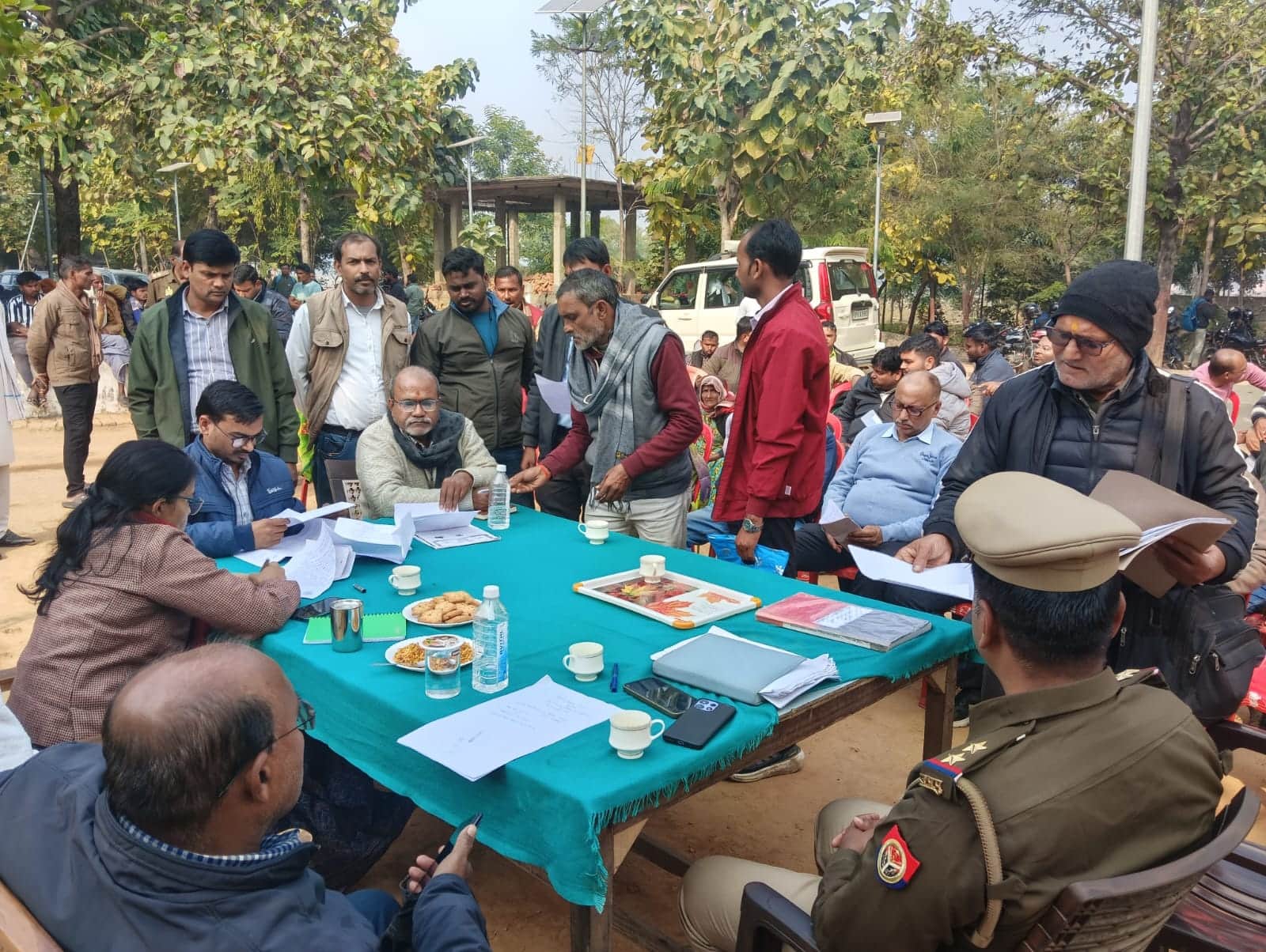 हलिया समाधान दिवस पर एडीएम नमामि गंगे विजेता फरियादियों की सुनती। स्रोत- संवाद