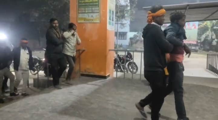 इलाज के लिए अस्पताल अस्पताल ले जाते लोग - फोटो : अमर उजाला