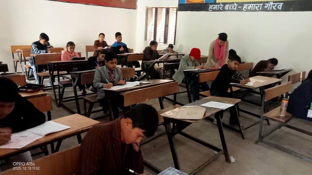 जेएनवी की प्रवेश परीक्षा देते विद्यार्थी। स्रोत : विभाग