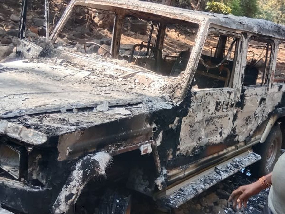 जलकर खाक हुआ वाहन।