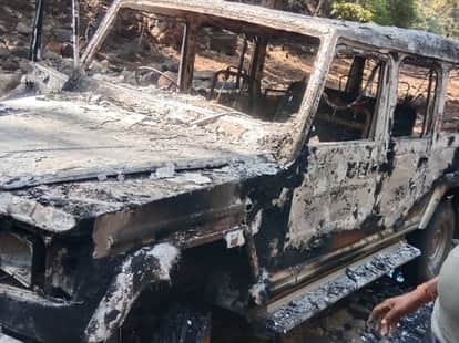 Mandla News: A moving car caught fire in the middle of the forest in the Tikariya area of Mandla.
