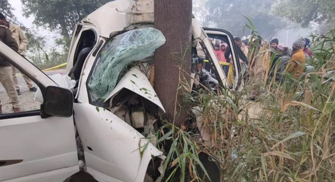 जहानागंज के भुजही मोड़ के पास पेड़ से टकराई व्यवसायियों की ओमनी वैन। स्रोत- परिजन