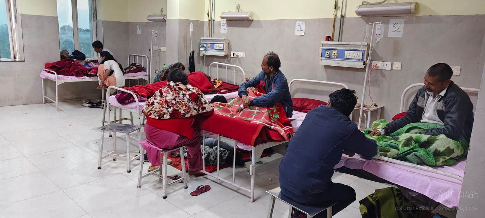 जिला अस्पताल के पुरुष वार्ड में भर्ती मरीज अपने कंबल ओढ़े। संवाद