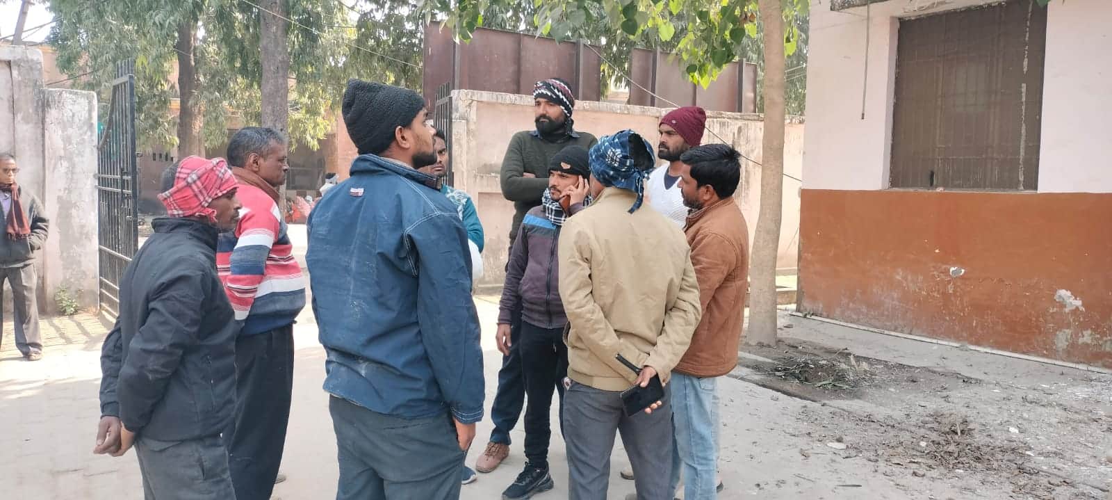 जिला मेडिकल कॉलेज की मोर्चरी पर मौजूद मृतका के परिजन। संवाद