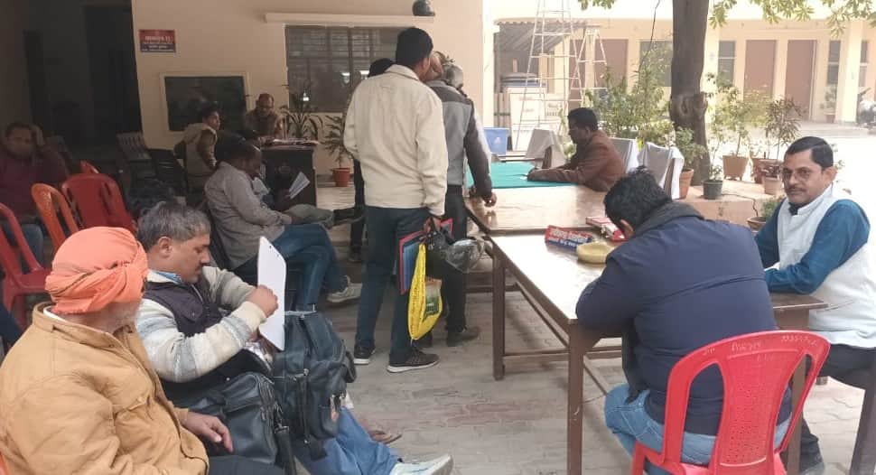 ज्ञानपुर कोतवाली में फरीयाद सुनते अधिकारी। संवाद