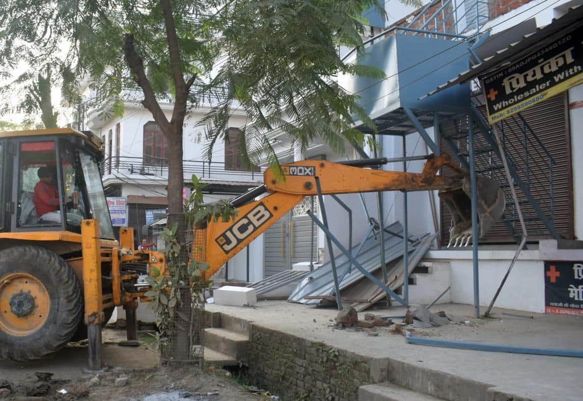 जेसीबी से तोड़ा गया अवैध निर्माण।