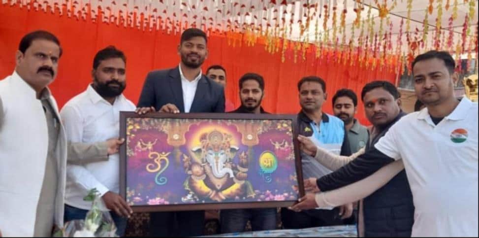  जवाहर लाल नेहरू स्टेडियम में भारतीय टीम के क्रिकेटर अंकित सिंह राजपूत को सम्मानित करते आयोजक म