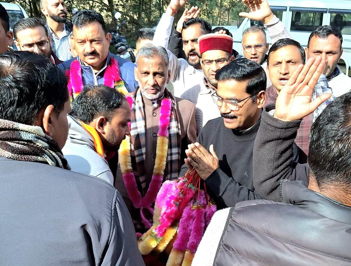 झंडूता और शाहतलाई मंडलों की संयुक्त संगठनात्मक एवं टिफिन बैठक में संगठन मंत्री का स्वागत करते क