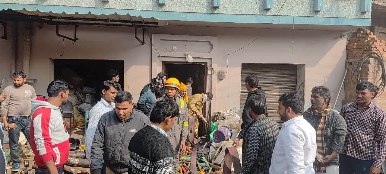 कबाड़ की दुकान में लगी आग को बुझाते फायर ब्रिगेड के कर्मचारी। स्रोत संवाद