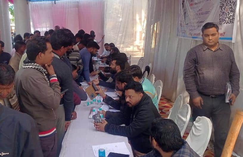 कचहरी में लगा लोक अदालत।