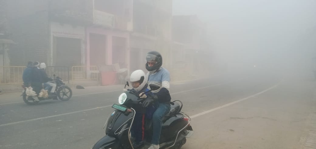 Vehicles drove with their lights on in the morning, and the fog made it impossible to see even 10 steps away.