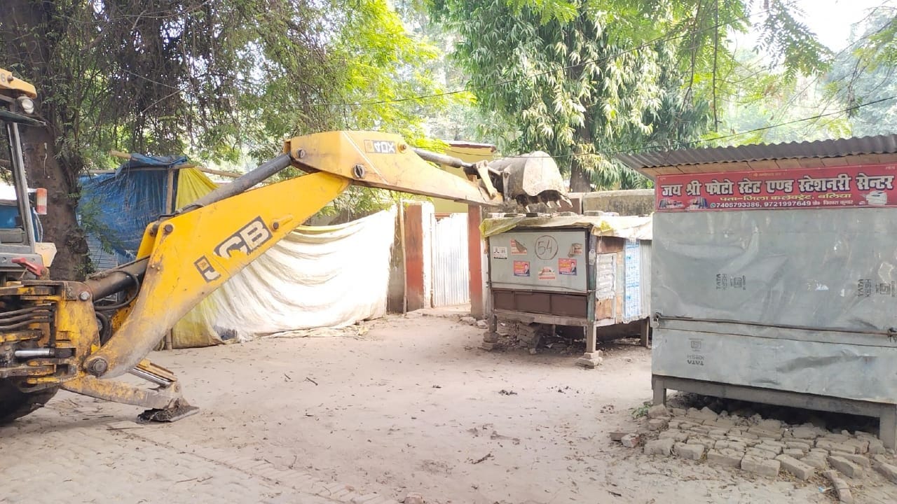 Administration's bulldozer ran in the Collectorate, illegal shops were removed.