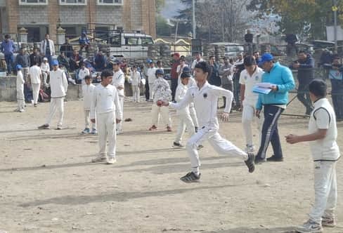 कुल्लू के ढालपुर में अडर-़14 किक्रेट के ट्रायल में पहुंचे खिलाड़ी।-संवाद