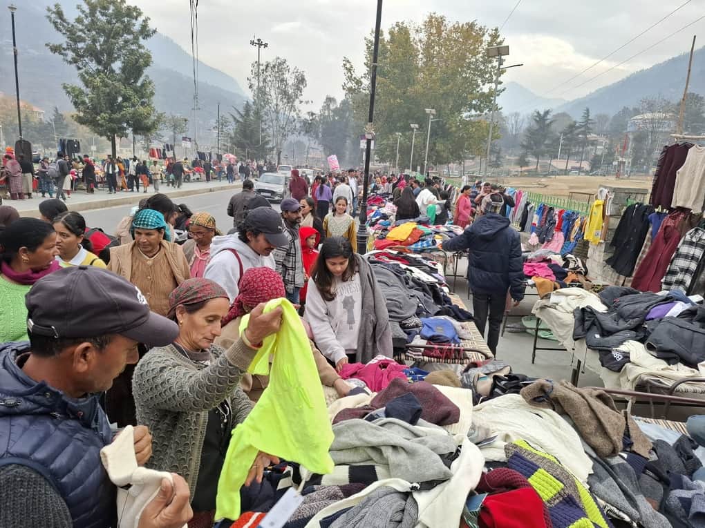 कुल्लू के ढालपुर में लगी रविवार को अस्थाई मार्केट में खरीदारी करने में उ़मड़ी भीड़।-संवाद
