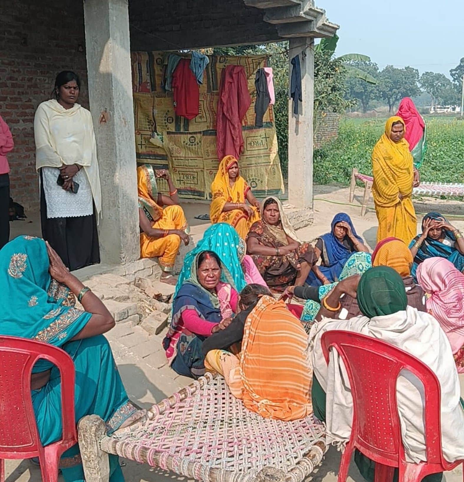 करौंदीकला के गंगापुर कला गांव में रोते-बिलखते परिजन।