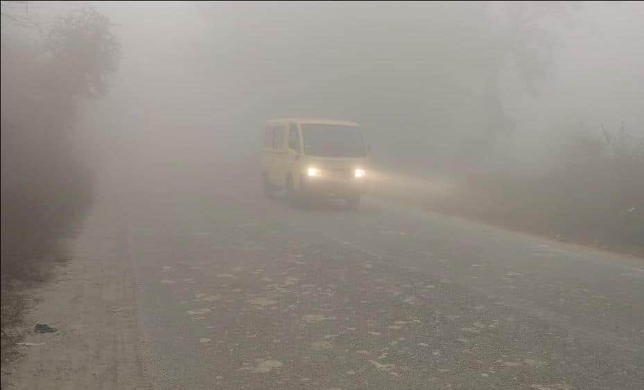 कासिमाबाद-युसुफपुर मार्ग पर ब्रह्मस्थान मोड के पास सुबह 7:30 बजे घने कोहरे बीच गुजरता लाइट जलाक