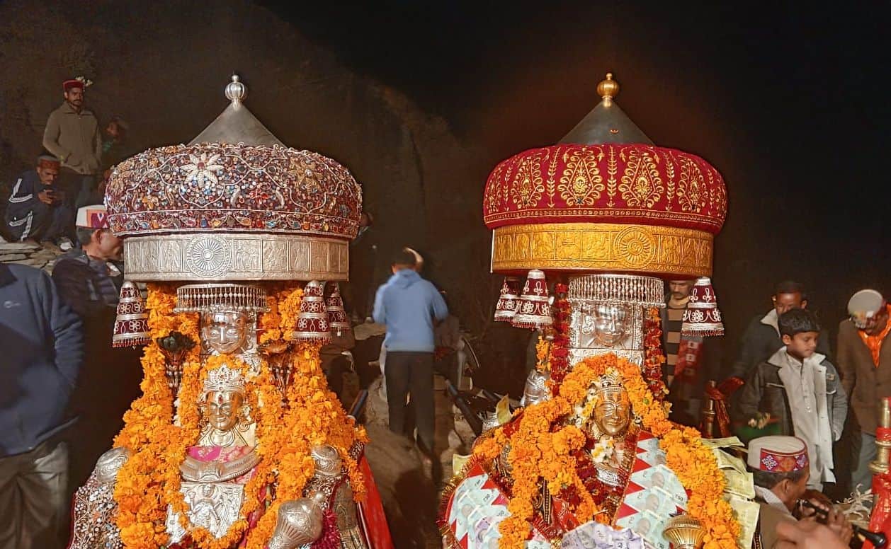 कटौला क्षेत्र के काश्ला गांव में चल रहे देव खोड़े मेले में शिकरत करते देवरथ। स्रोत जागरूक पाठक