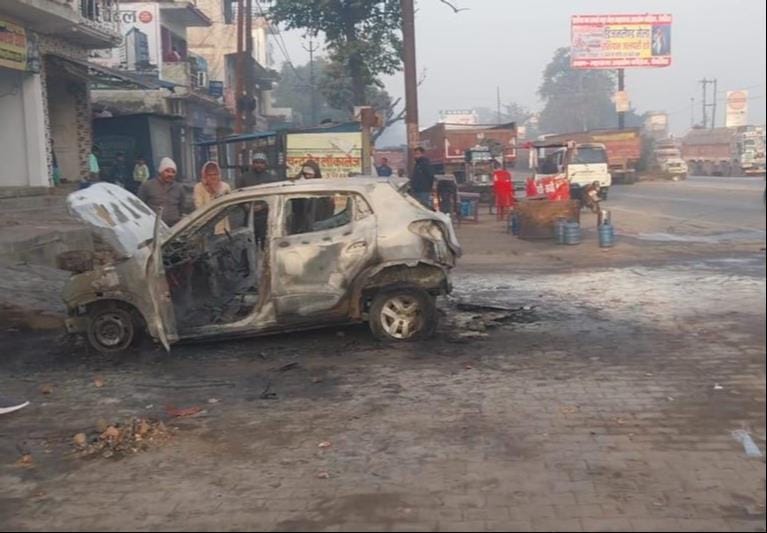 The car caught fire as soon as it was started, people ran away to save their lives.