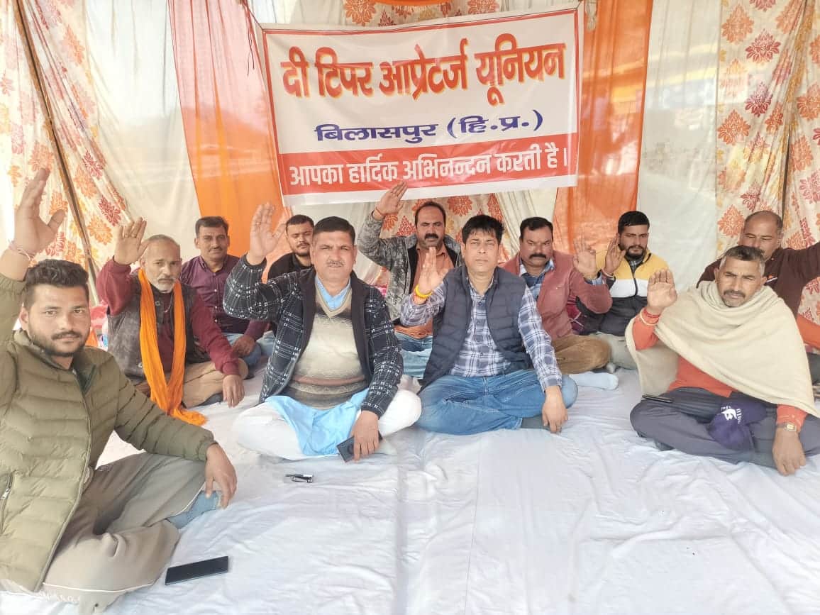 कोठीपुरा में धरने पर बैठे टिपर यूनियन के पदाधिकारी व सदस्य। स्रोत: यूनियन