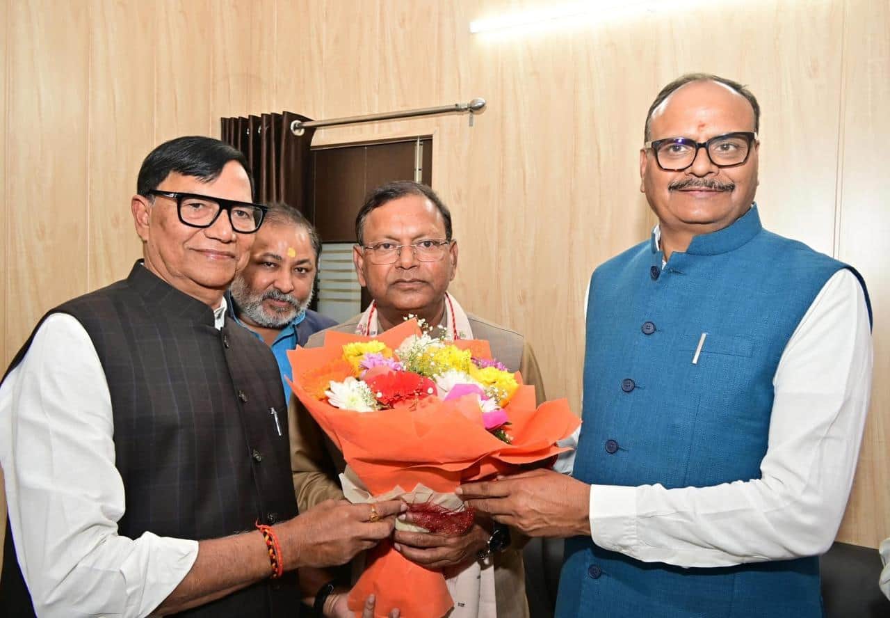 केंद्रीय मंत्री पंकज चौधरी के प्रदेश अध्यक्ष बनने पर बधाई देते उप मुख्यमंत्री।