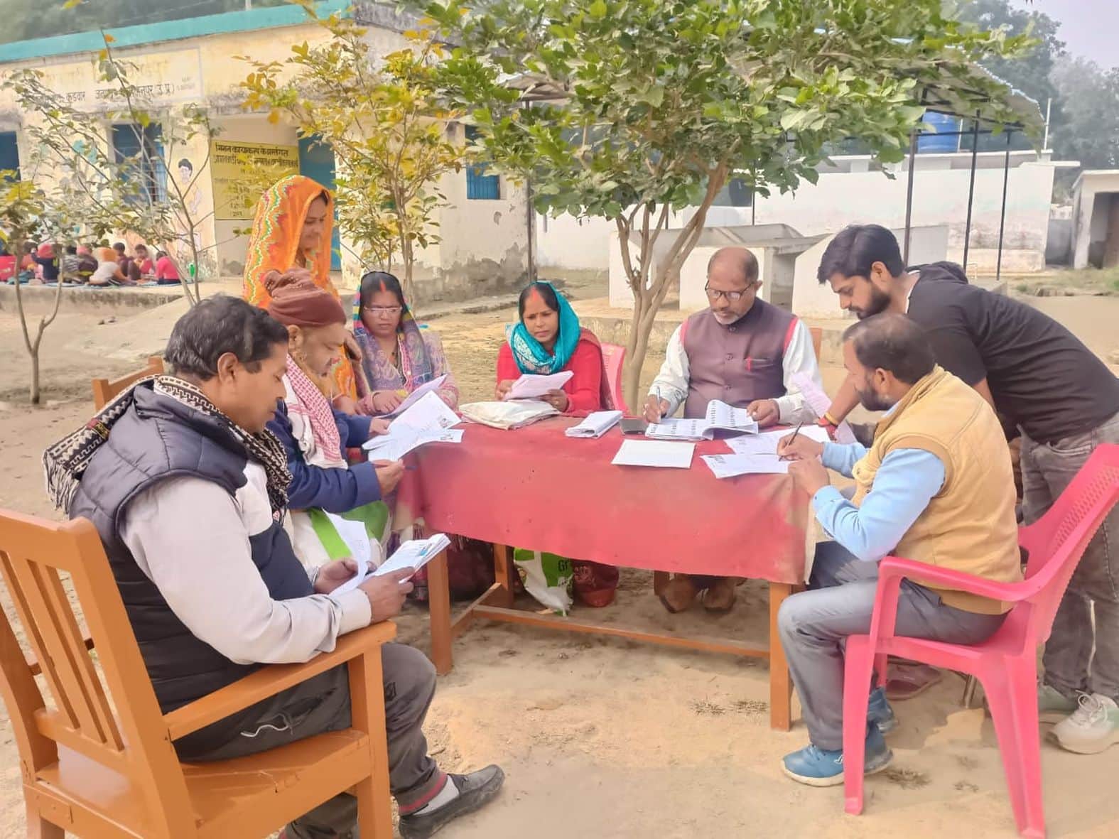 कुड़वार के  चितईपुर में सूची का सत्यापन करते बीएलओ।