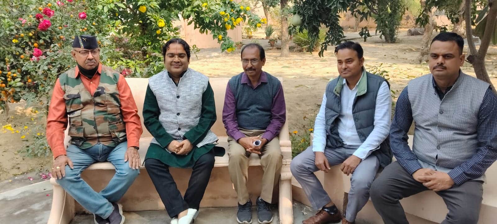 लभौआ स्टेट में जानकारी देते राज परिवार के सदस्य। स्रोत संवाद