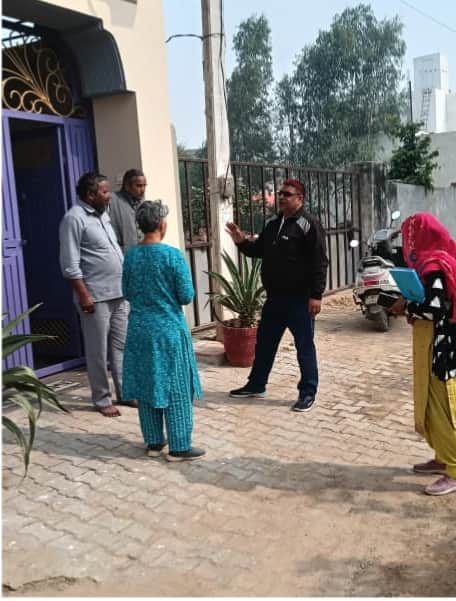 लोगों को बचाव के प्रति जागरूक करती स्वास्थ्य विभाग की टीम। 