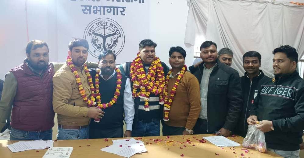 लेखपाल संघ के नवनिर्वाचित पदाधिकारियों का स्वागत करते साथी लेखपाल। स्रोत संगठन