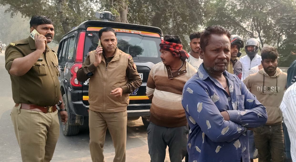 Bike rider woman dies after being hit by Bolero, driver absconding