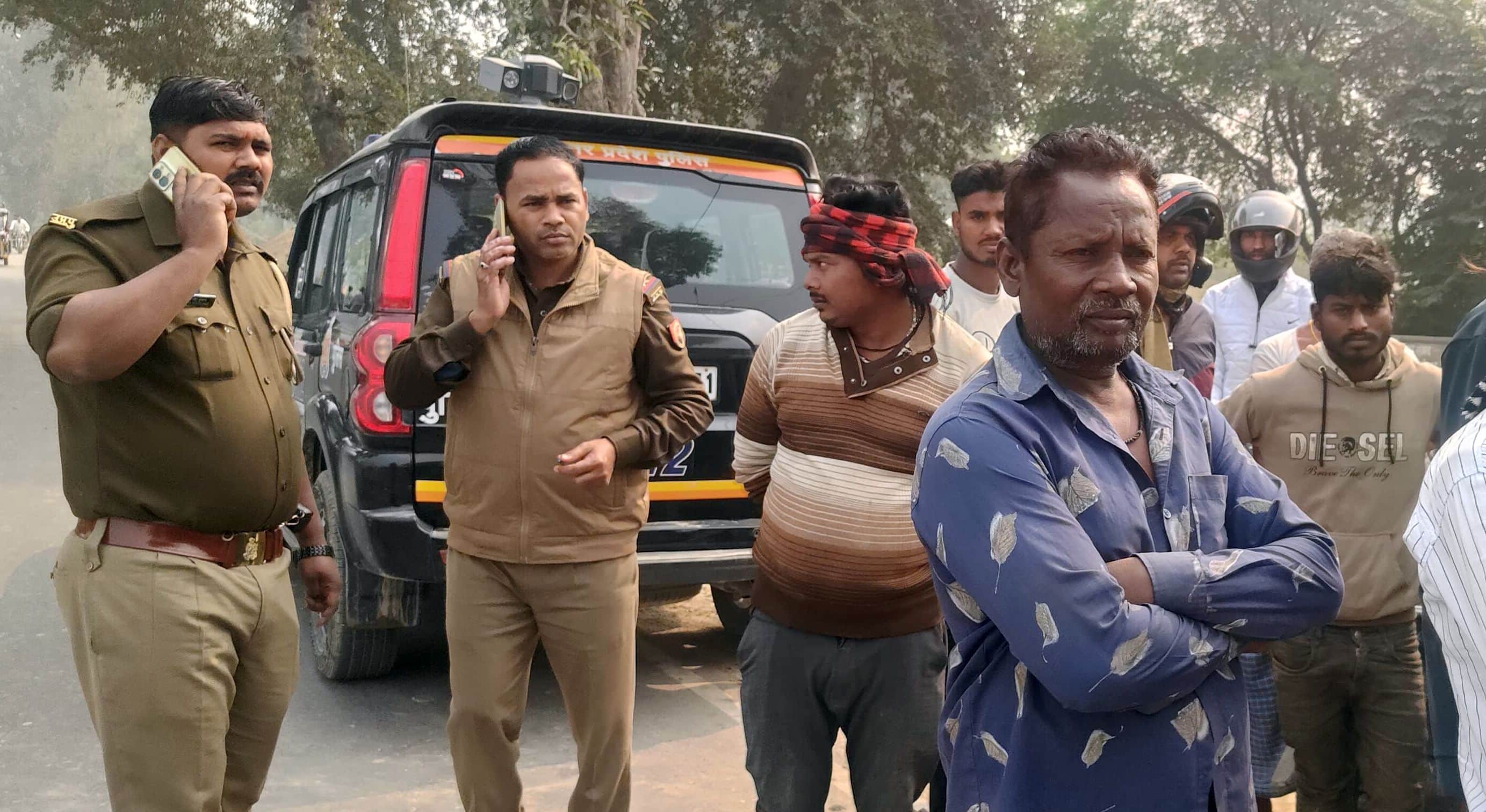 मोअज्जमपुर गांव के समीप हुए हादसे के बाद जांच करती पुलिस।  संवाद