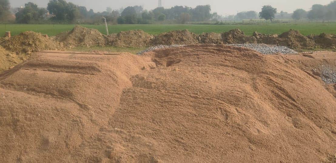 मुबारिकपुर छछैना में राजकीय आयुर्वेदिक अस्पताल के निर्माण के लिए पड़ी निर्माण सामग्री। संवाद