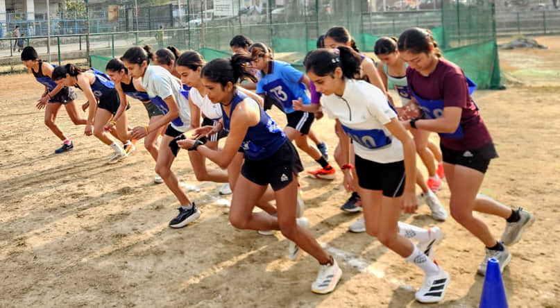 मंडी के पड्डल मैदान में आयोजित राज्य स्तरीय क्रॉस कंट्री एथलेटिक प्रतियोगिता में दमखम दिखाती मह