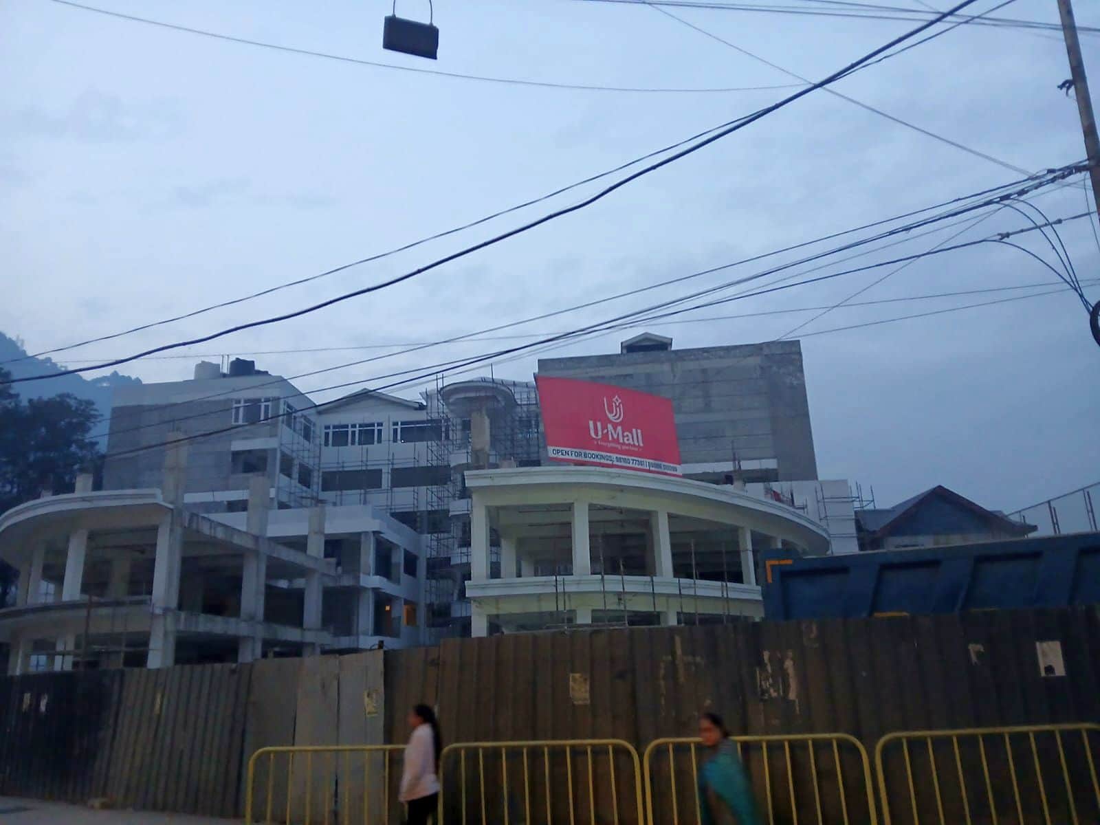 मंडी के स्कूल बाजार में बन रहे  शापिंग माल व बहुमंजिला पार्किंग का नव निर्मित भवन।संवाद