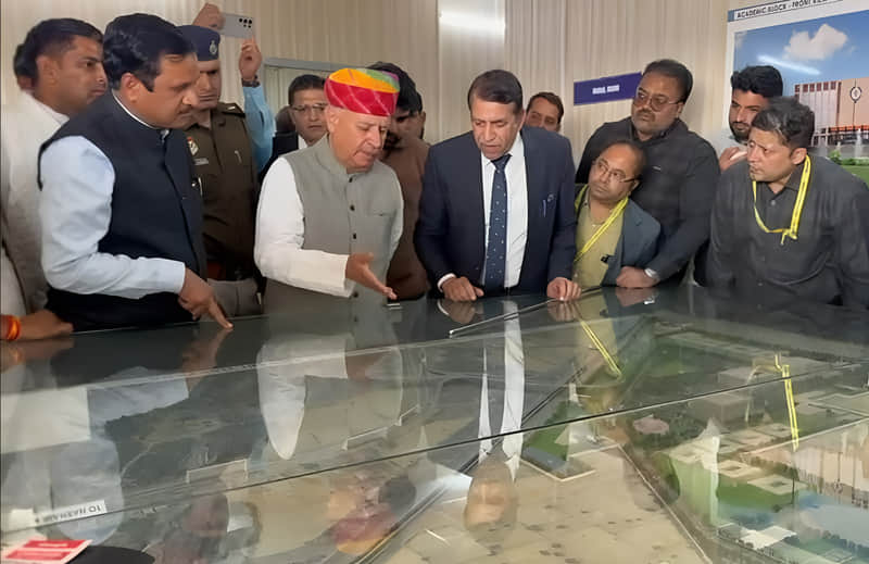 माजरा स्थित निर्माणाधीन एम्स का जायजा लेते केंद्रीय मंत्री राव इंद्रजीत सिंह। संवाद