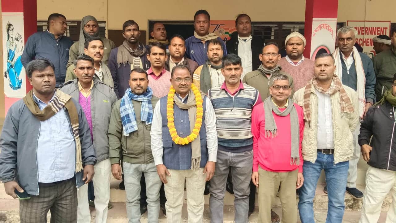 मझवां ब्लाक में सफाई कर्मचारी संघ की नव निर्वाचित टीम।-संवाद।