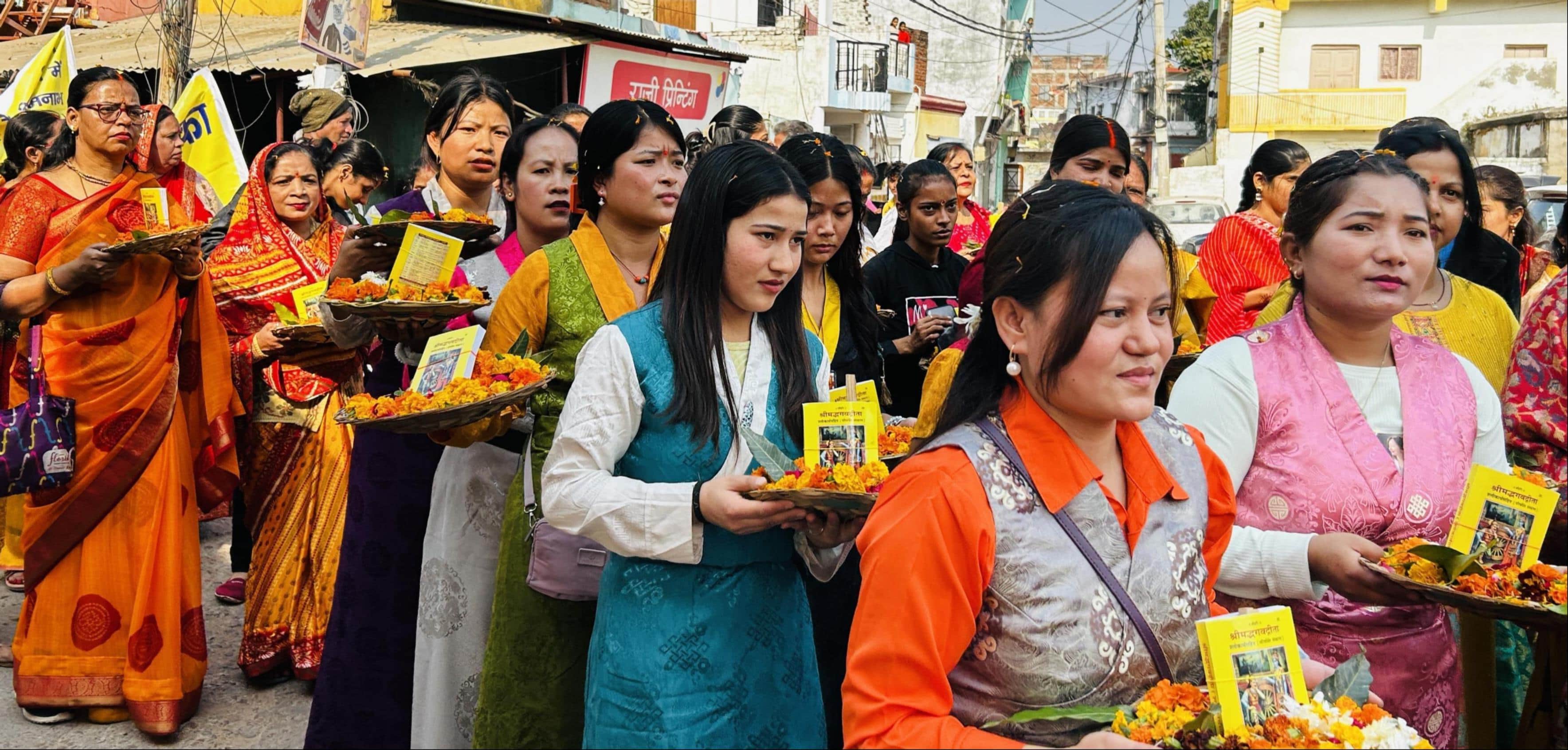  मालवीय नगर में गीता गोष्ठी को लेकर कलश शोभायात्रा निकालती महिलाएं। -संवाद