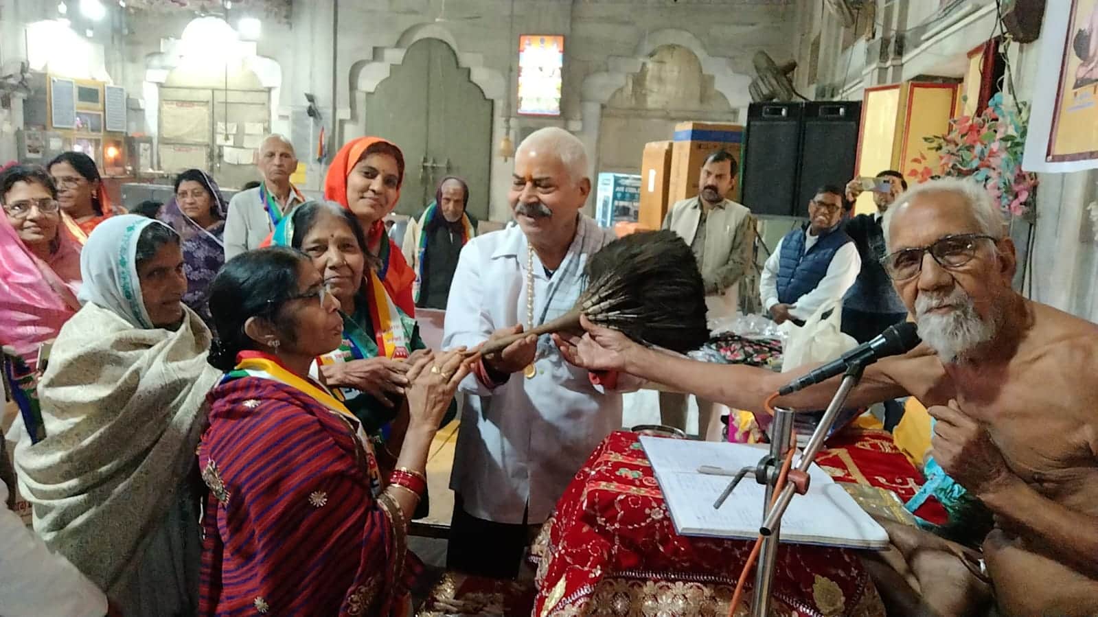  मुनि एकत्व सागर को पिच्छिका भेंट करते हुए श्रद्धालु। संवाद