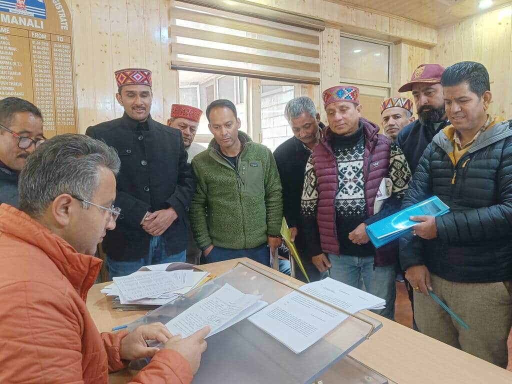 मनाली में होटलियर एसोसिएशन के चुनावों को लेकर नामांकन पत्र भरते हुए।-संवाद